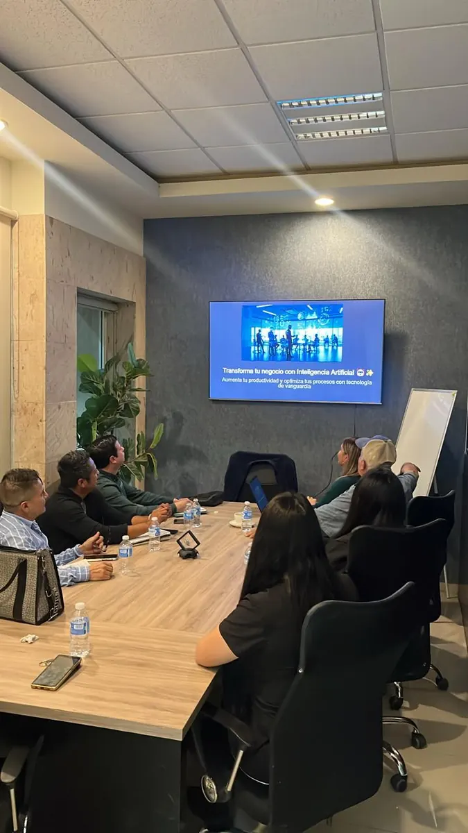 Reunión empresarial sobre transformación de negocio con inteligencia artificial